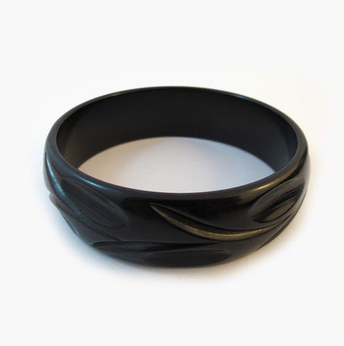Vintage Bakelite Bangle - Indented Wave Pattern - Black