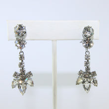 Load image into Gallery viewer, HQM Austrian Vintage Unsigned Drop Daisy Earrings (Clip-On)