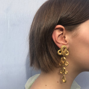 Stunning Cascading Painterly Motif Drop Vintage Gold Tone Earrings c.1970s (Clip-On Earrings)