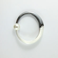 Load image into Gallery viewer, Unsigned Two Toned Faux Pearl Clamper Bangle