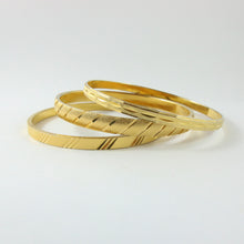 Load image into Gallery viewer, Vintage Unsigned Gold Plated Single Centre Dash Bangle