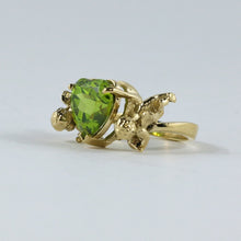 Load image into Gallery viewer, William Griffiths 18kt Gold Cherub Carrying Peridot Heart Ring